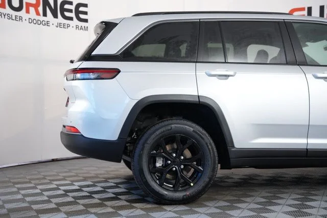 New 2026 Silver Zynith Exterior Paint Jeep Altitude image 36