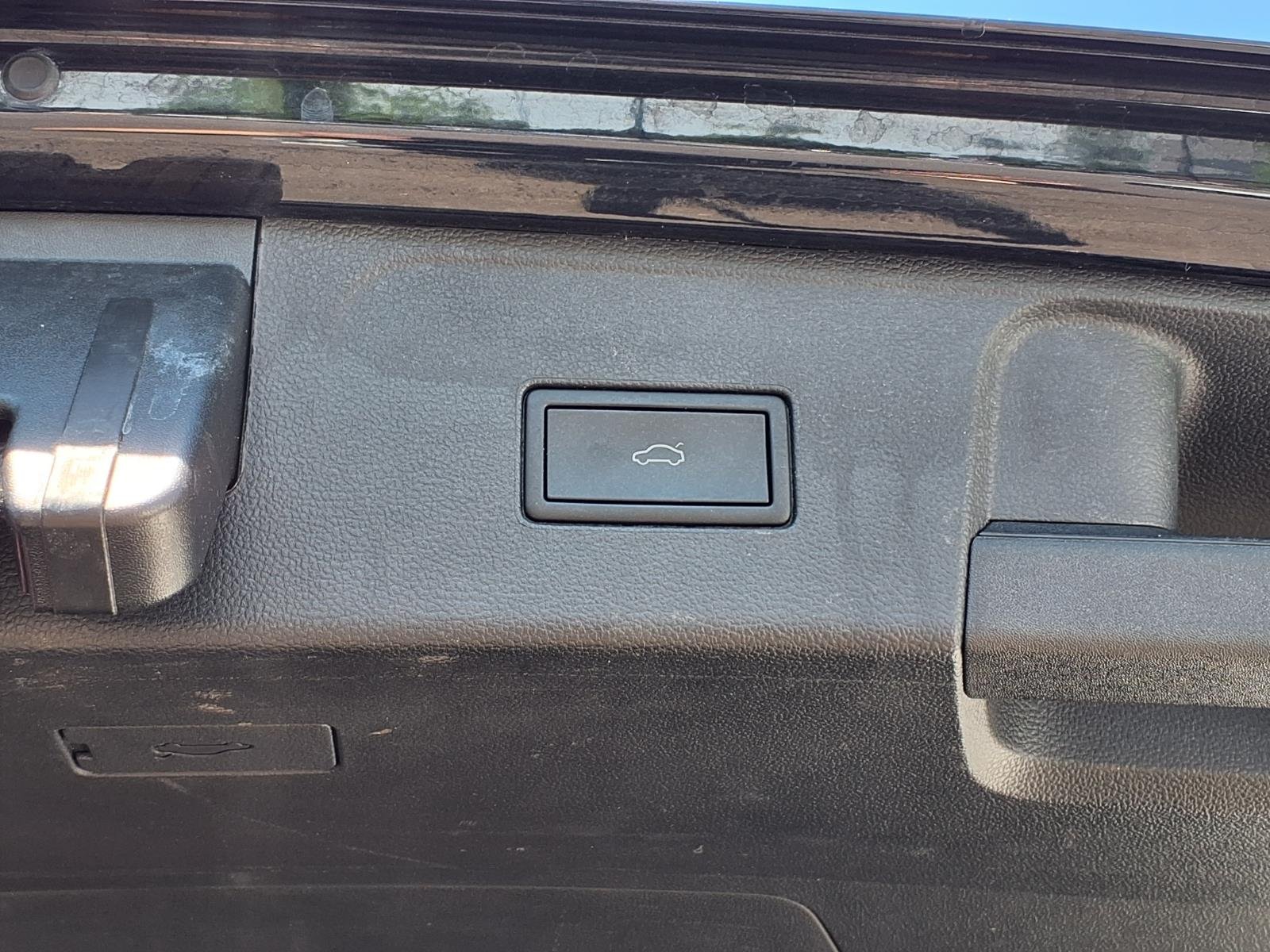 Certified Used 2025  Volkswagen SE image 21