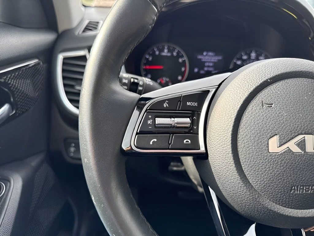 Used 2023  Kia EX image 17
