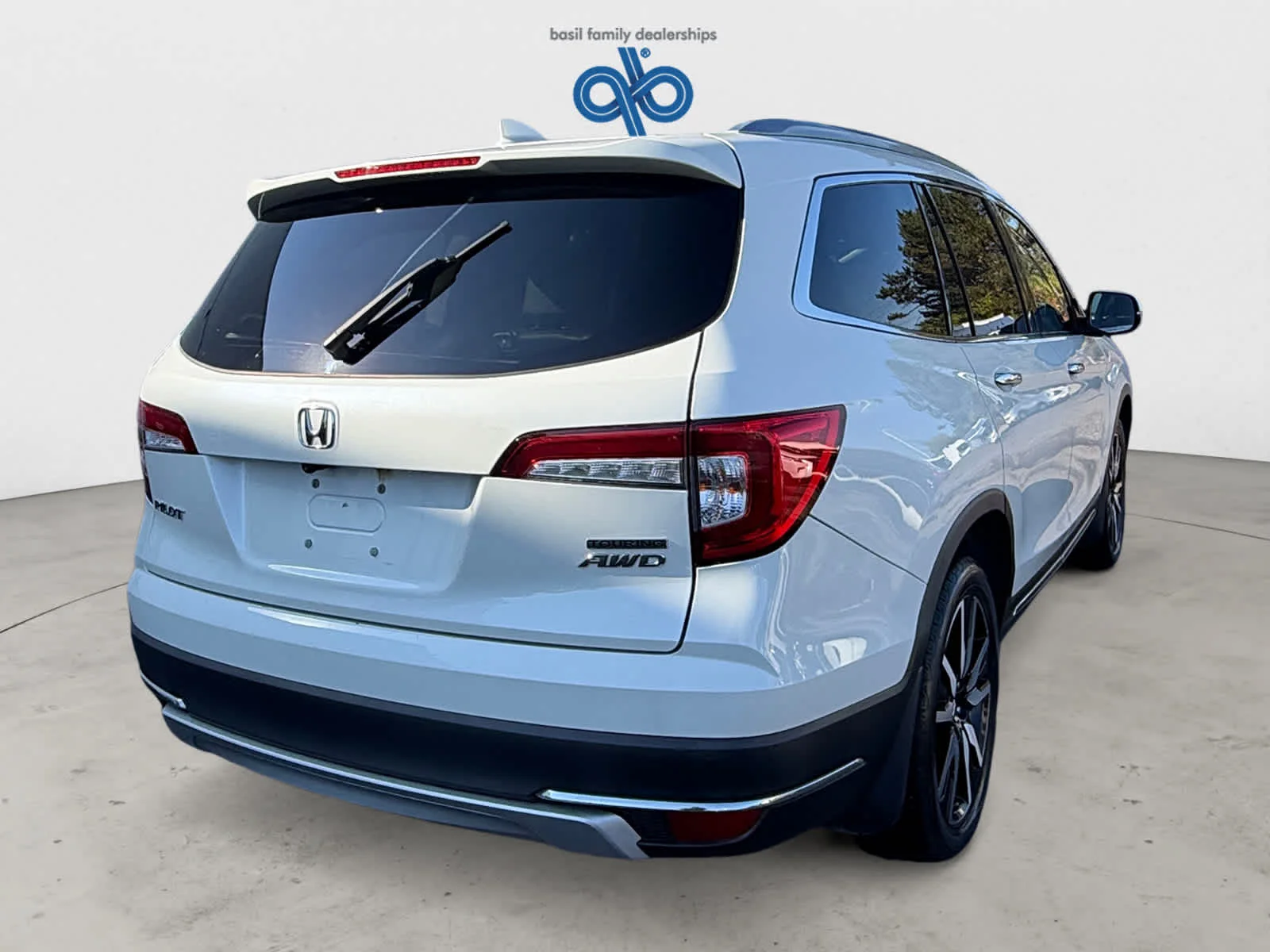 Used 2019 White Diamond Pearl Honda Touring 7-Passenger image 7