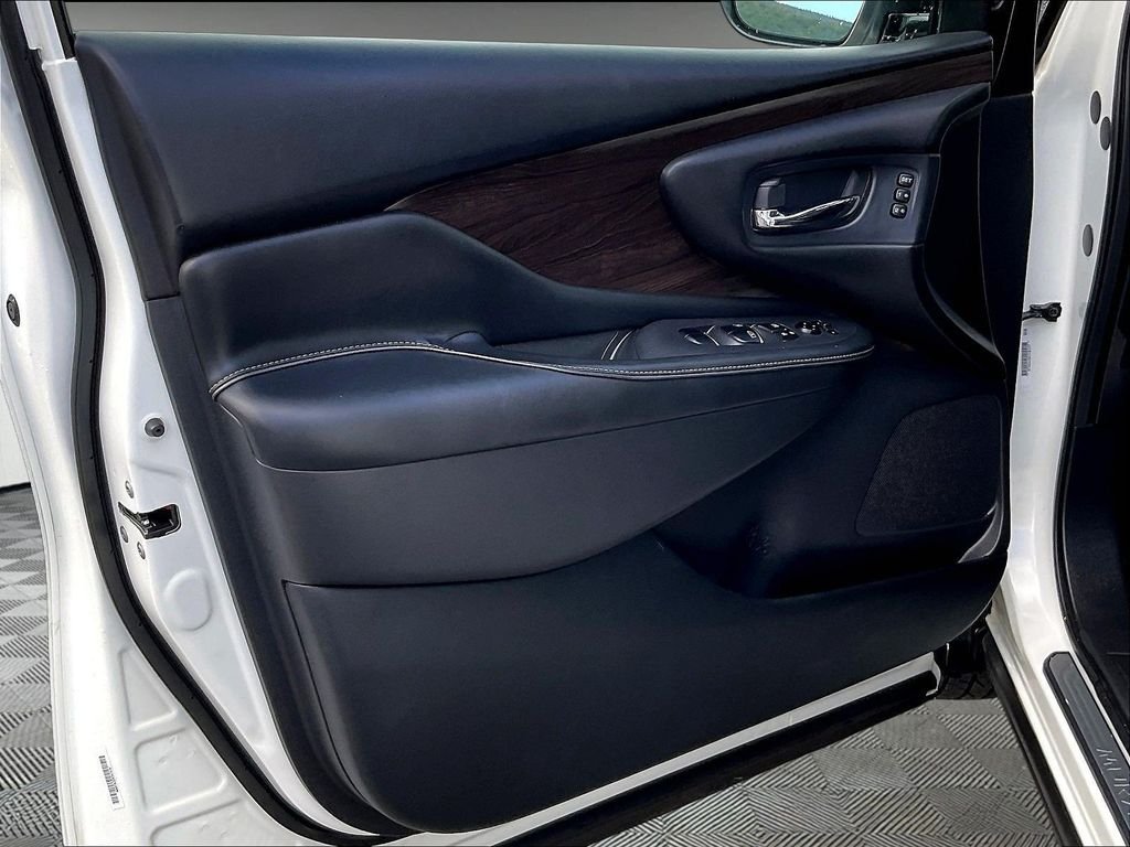 Used 2020 Pearl White Tricoat Nissan Platinum image 9
