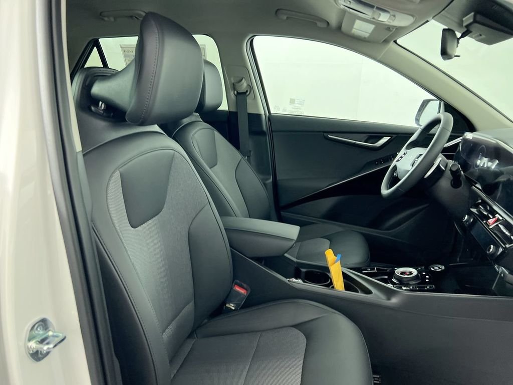 New 2026 Snow White Pearl Kia WIND image 28