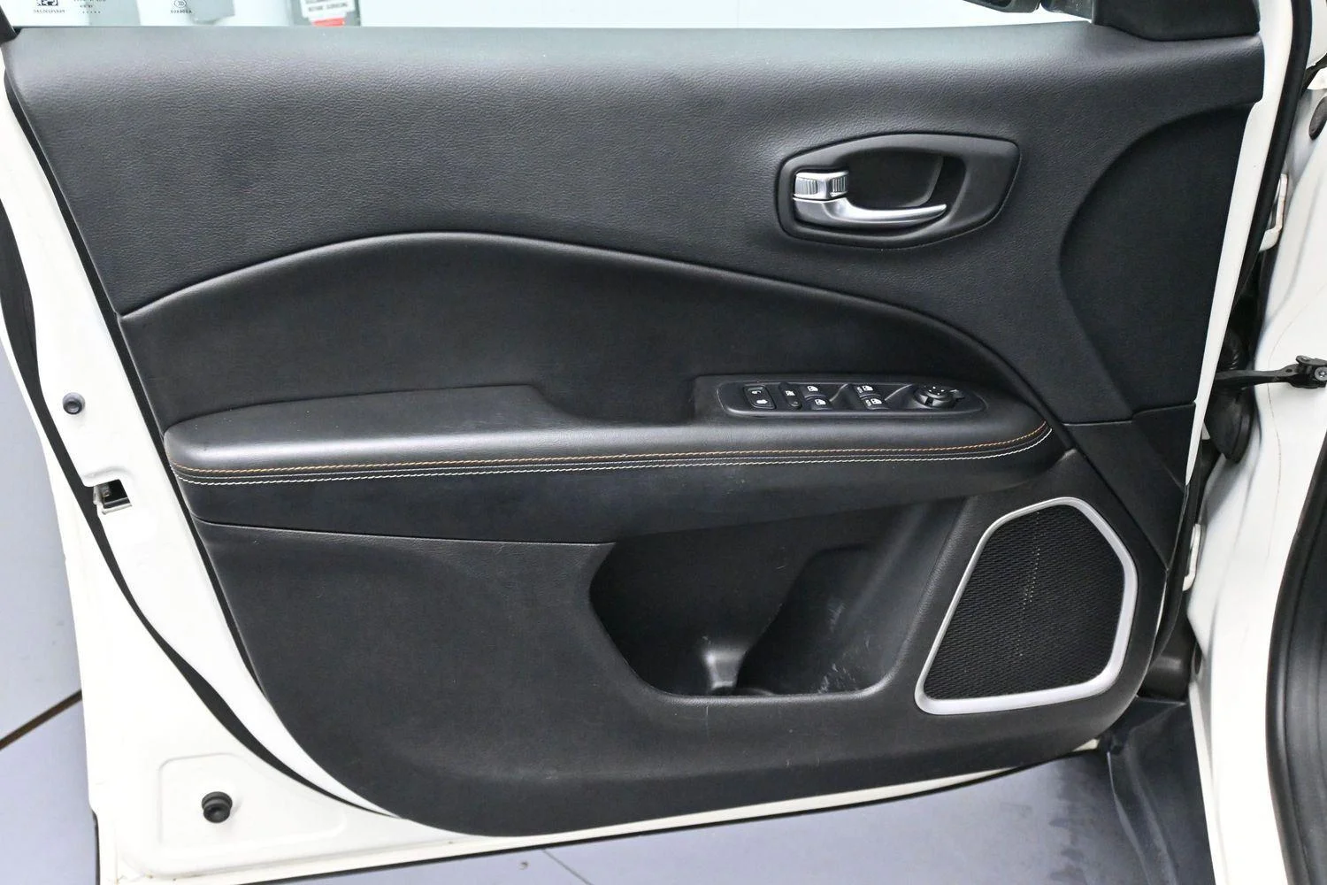 Used 2019 White Clearcoat Jeep Latitude image 10