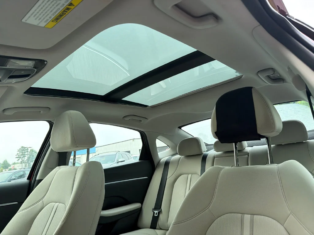 Used 2025 Red Hyundai SEL Convenience image 31