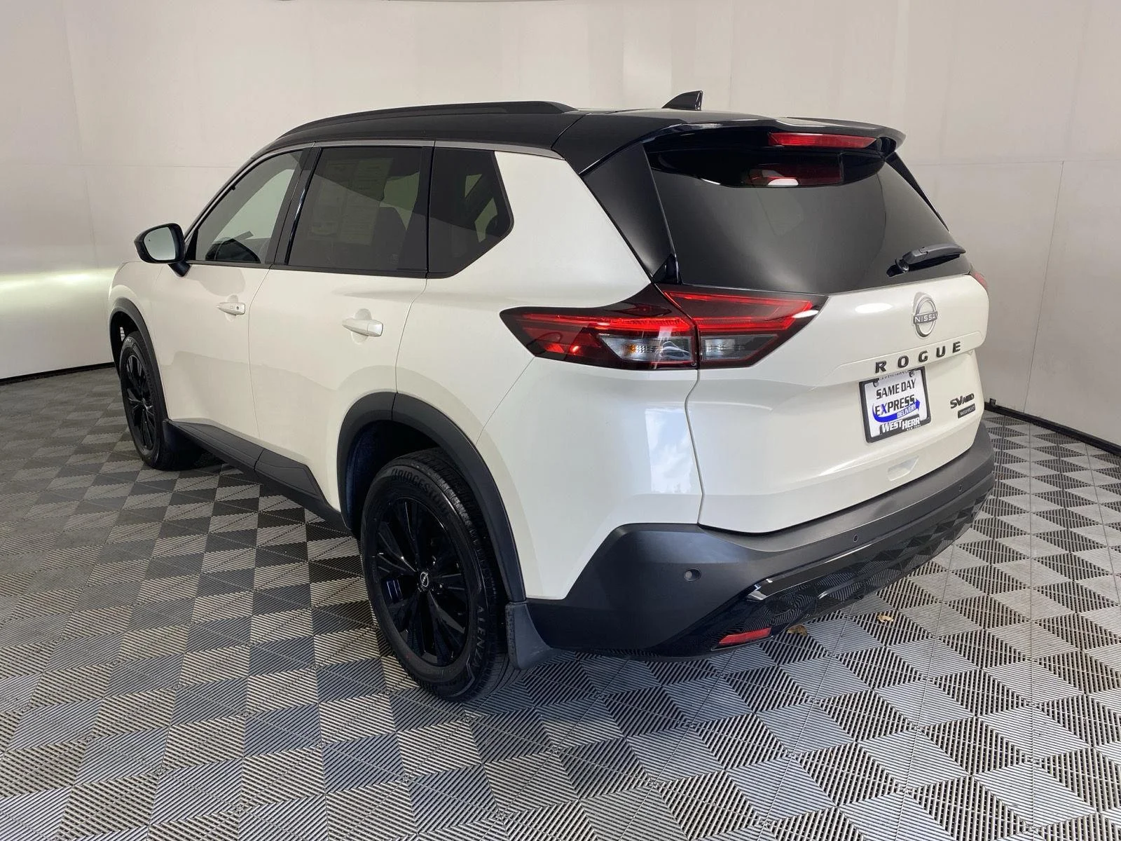 Used 2023 Pearl White Tricoat/Super Black Nissan SV image 5
