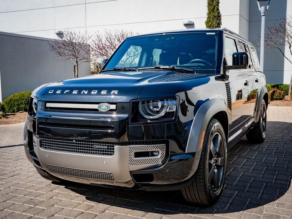 Used 2023 Black Land Rover X-Dynamic SE image 1
