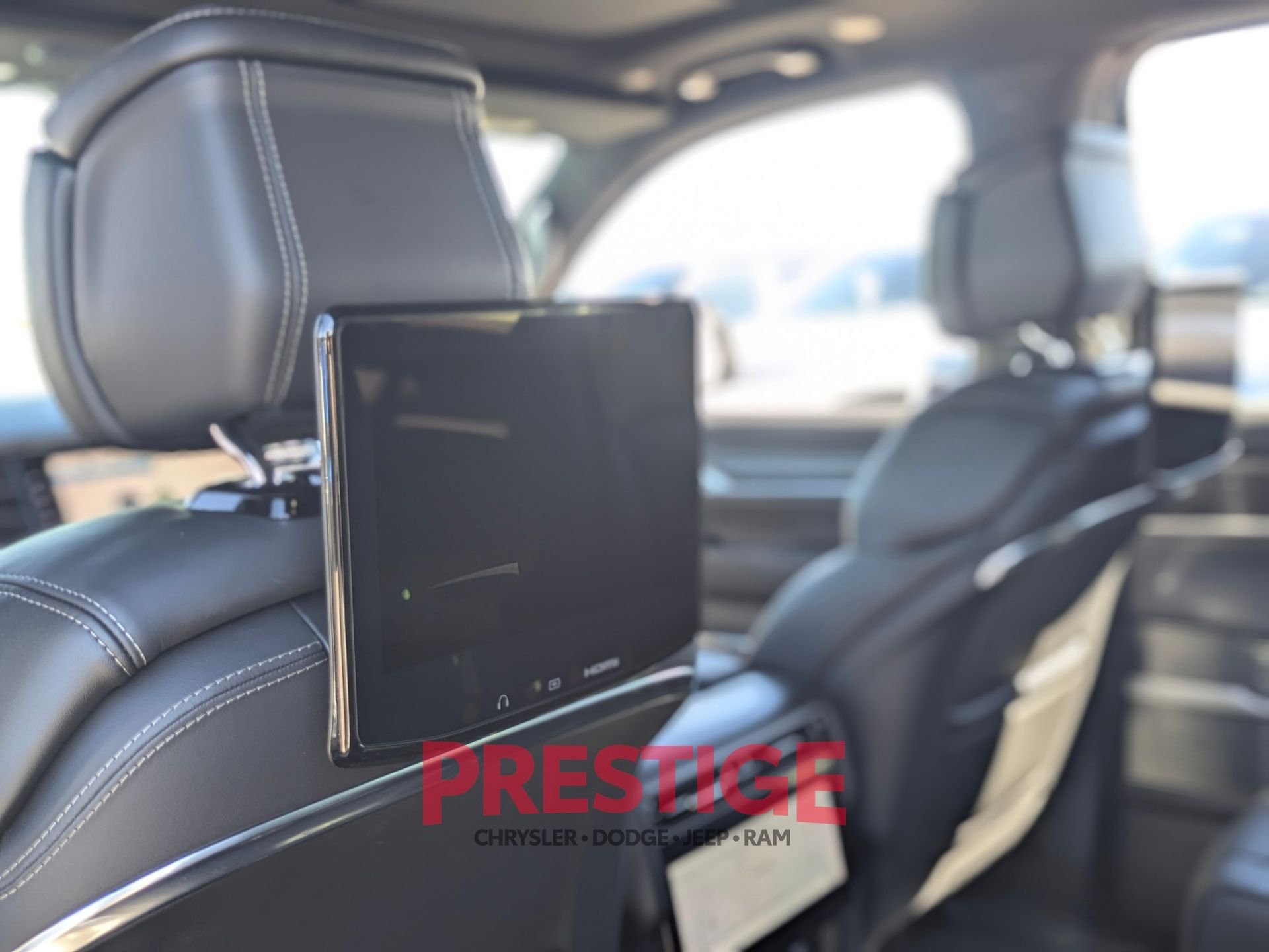 New 2026 Bright White Clear-Coat Exterior Paint Jeep Summit Obsidian image 25