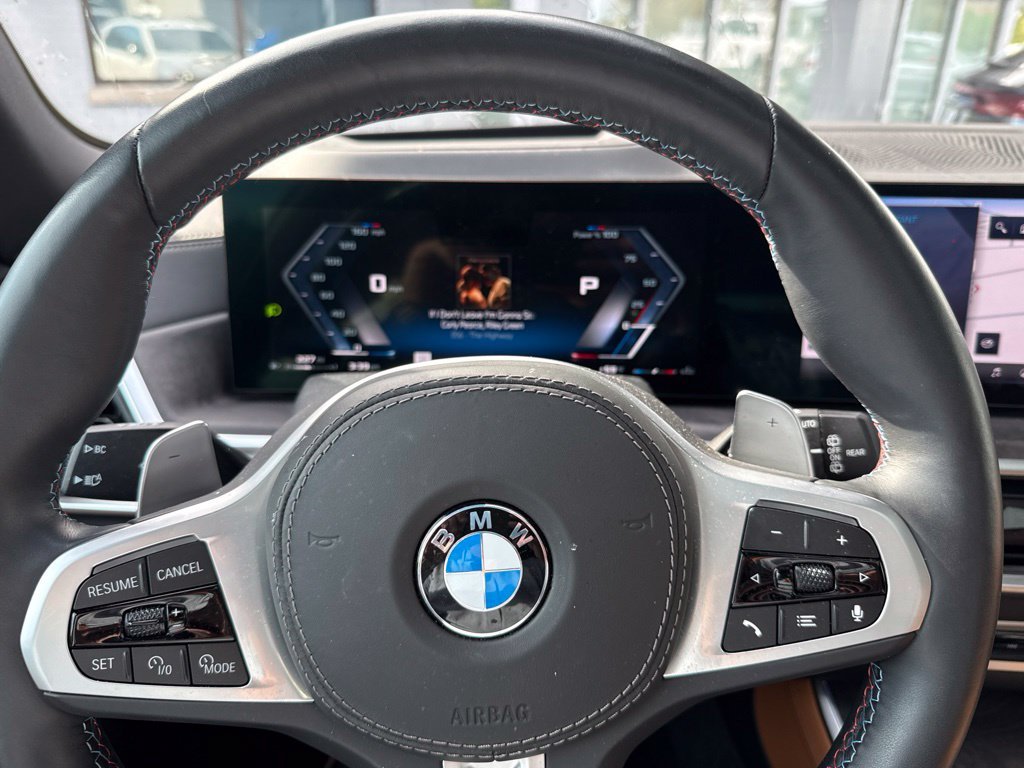 Used 2025 White BMW M60i image 17