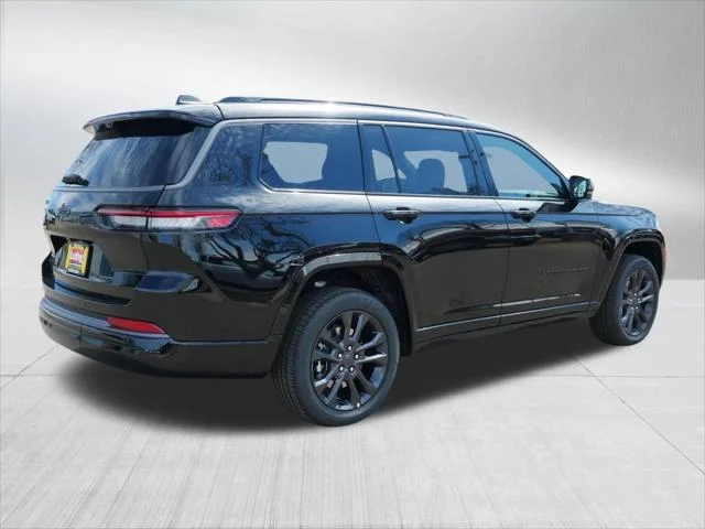 New 2026 Diamond Black Crystal Pearl-Coat Exterior Paint Jeep Limited image 7