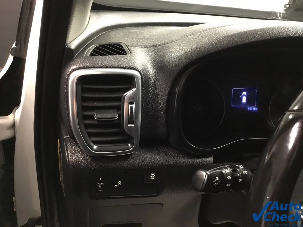 Used 2018 White Kia EX image 22