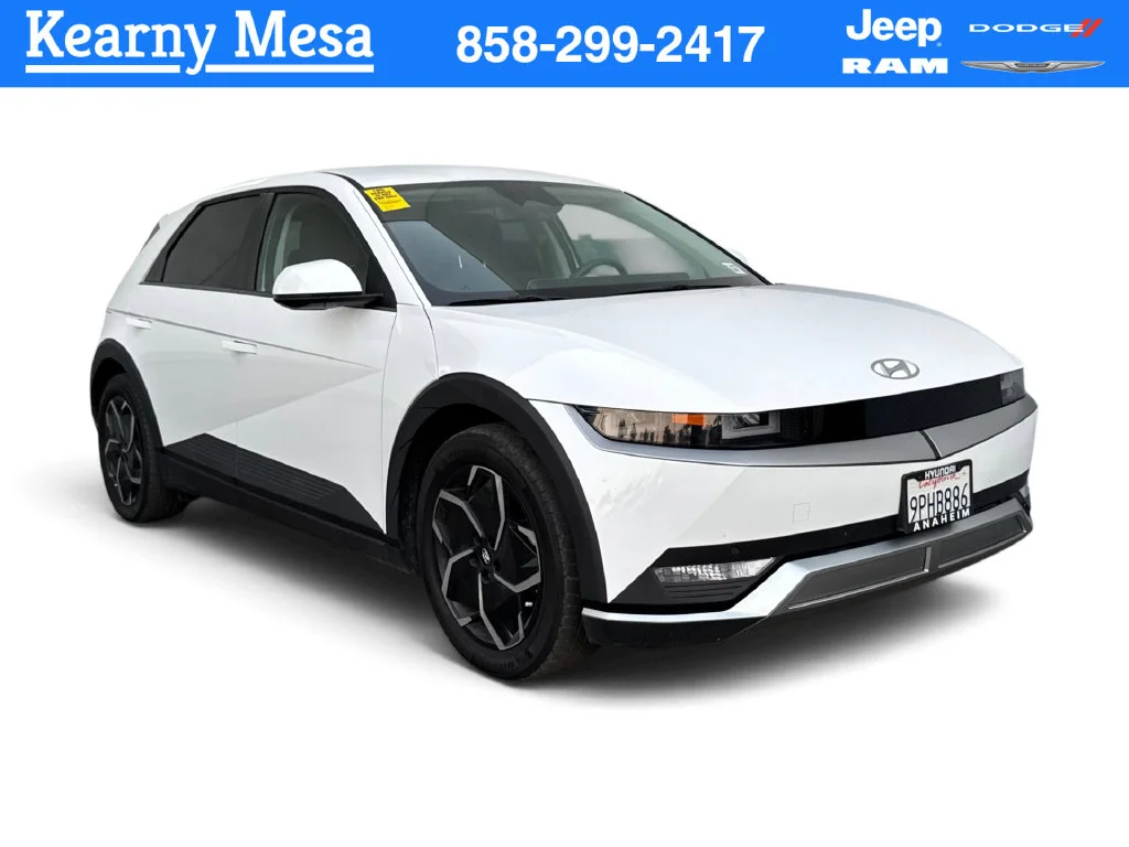 Used 2024 White Hyundai SEL image 1