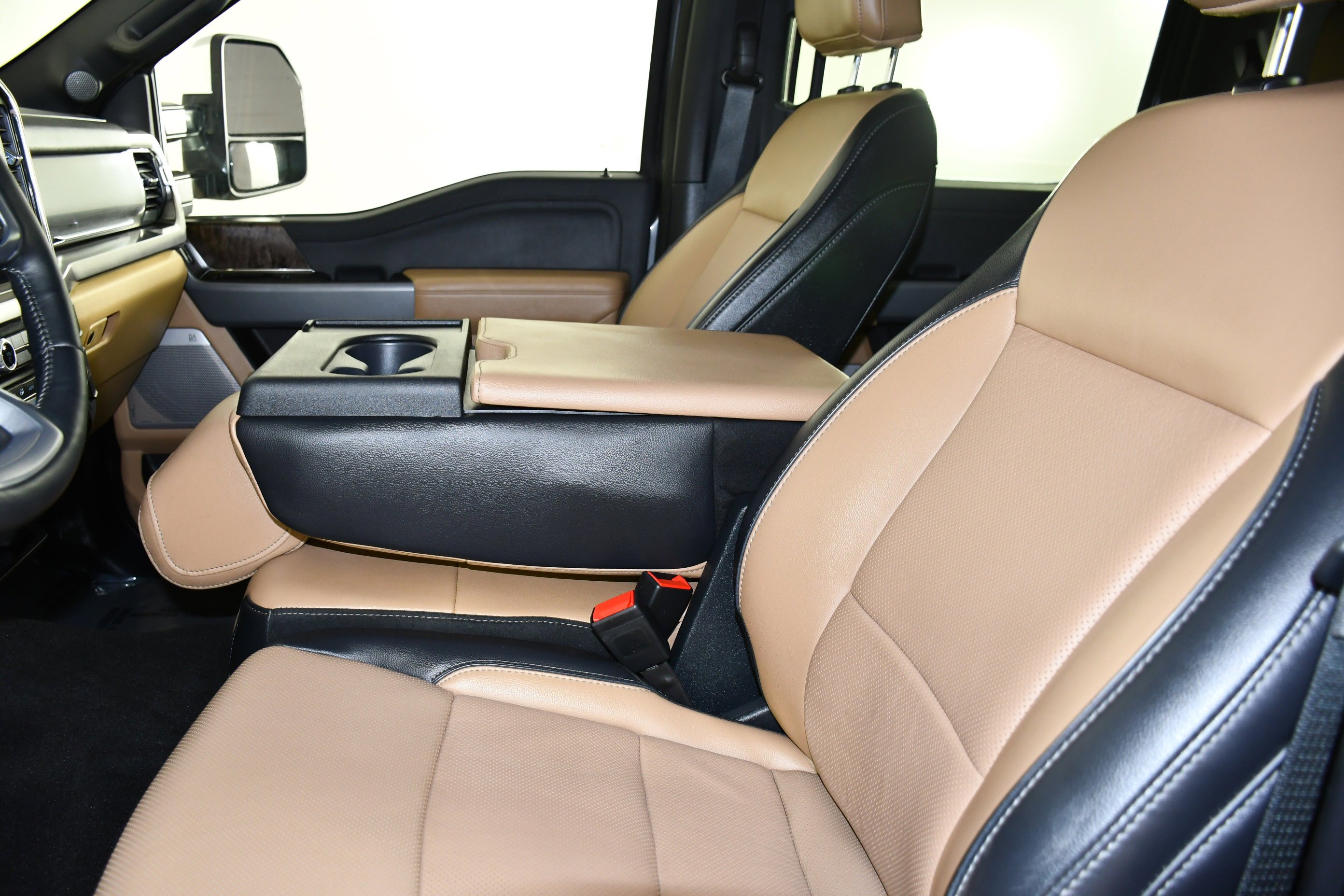 Used 2024 Gray Metallic Ford LARIAT image 46