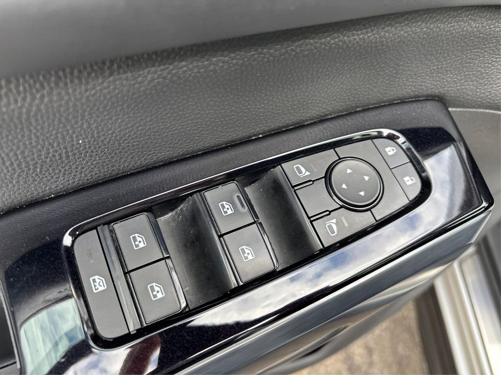 Used 2023 Silver Nissan SL image 40