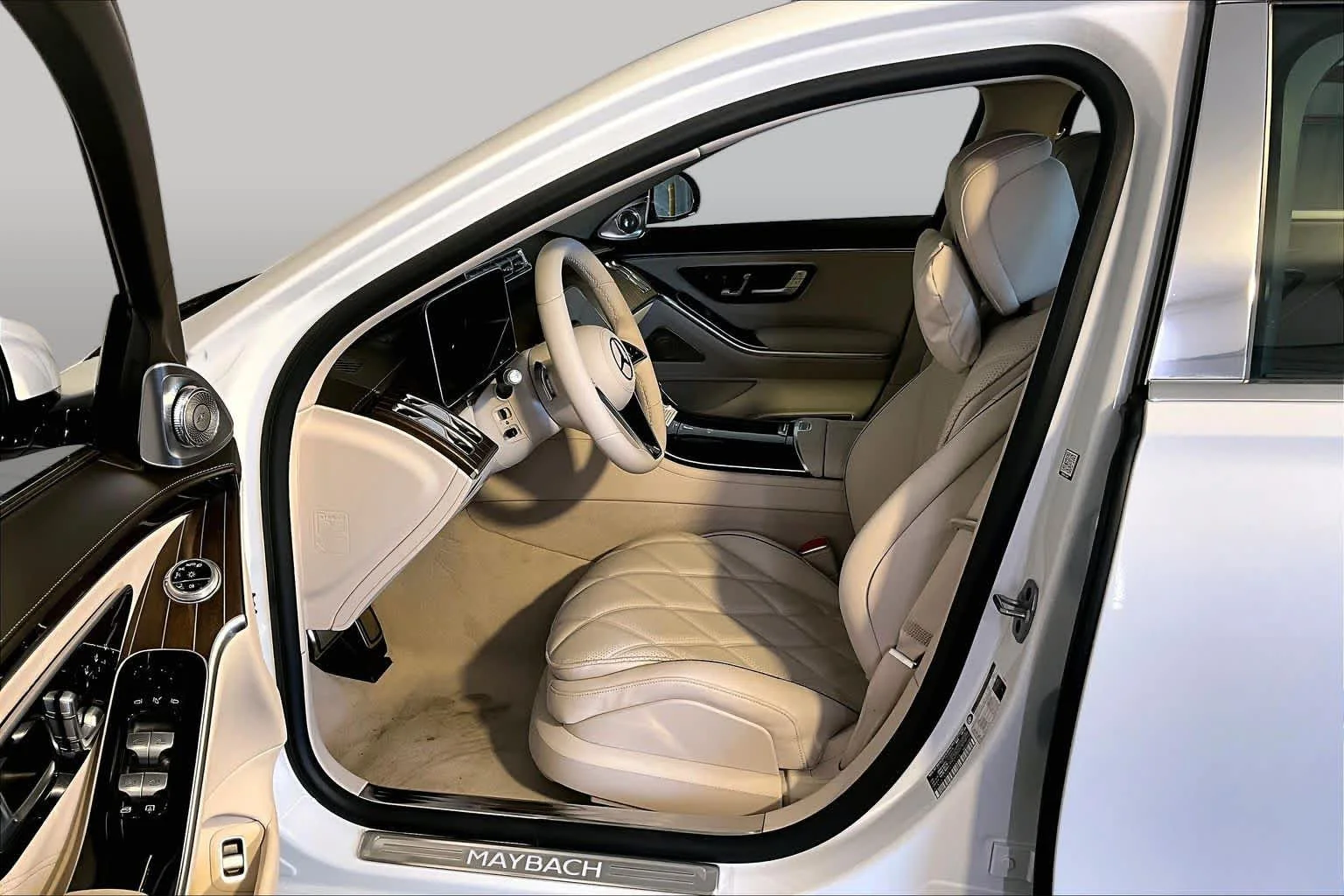 New 2026 MANUFAKTUR Moonlight White Metallic Mercedes-Benz Maybach S 680 image 13