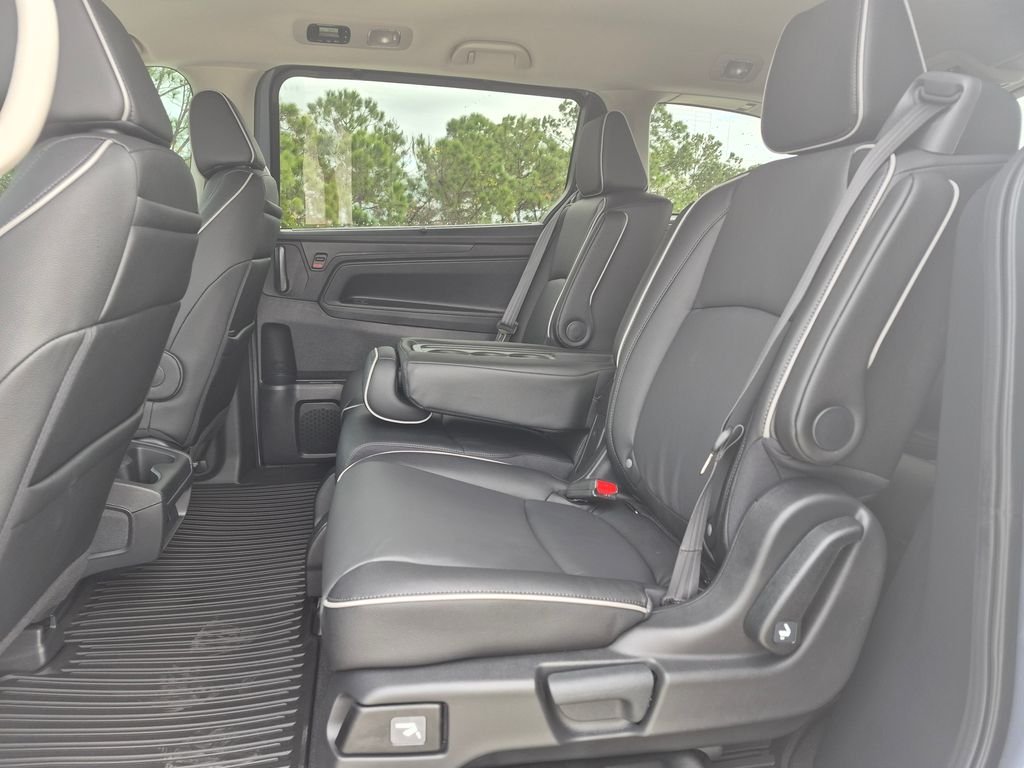 New 2027 Sonic Gray Pearl Honda Touring image 15