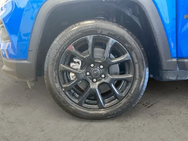 New 2026 Hydro Blue Pearl-Coat Exterior Paint Jeep Latitude image 8