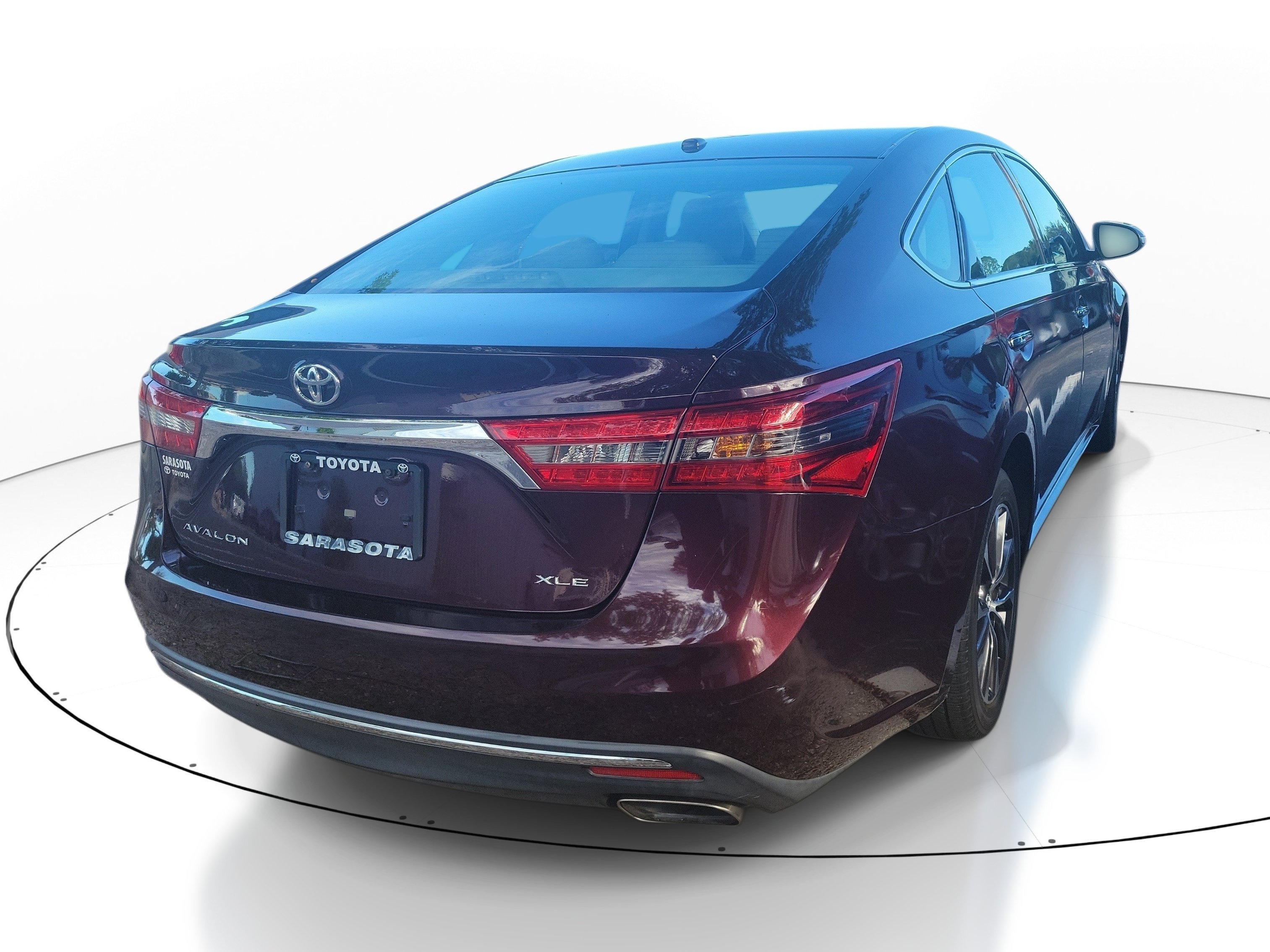 Used 2018 Sizzling Crimson Mica Toyota XLE Premium image 8