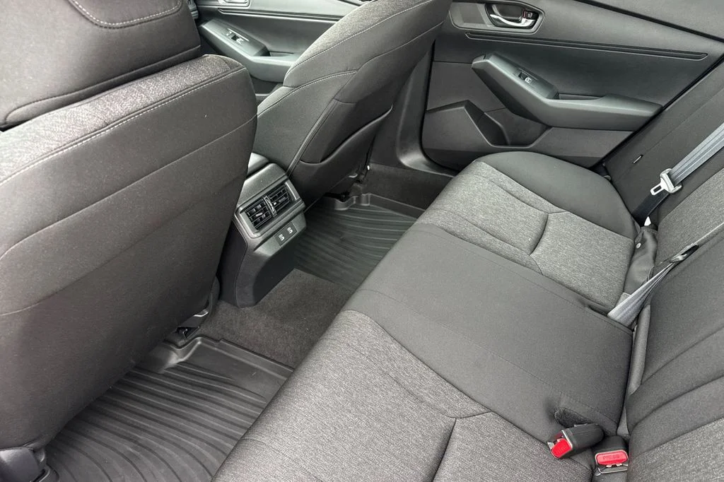 Used 2025  Honda SE image 14