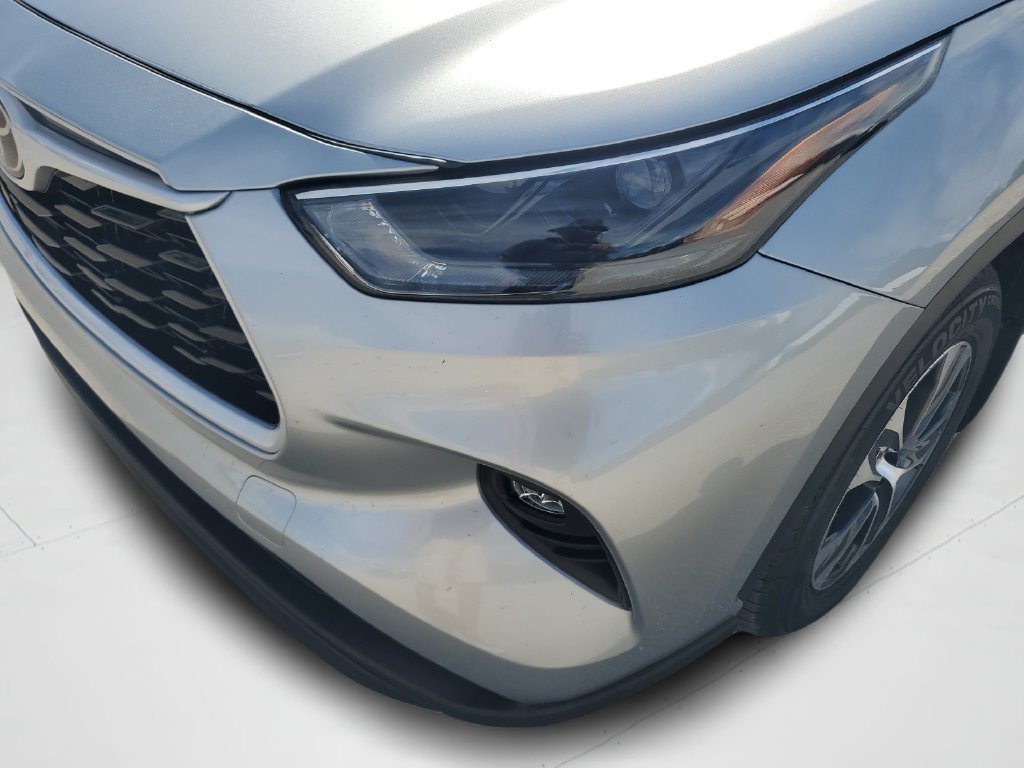 Used 2025 Silver Toyota XLE image 25