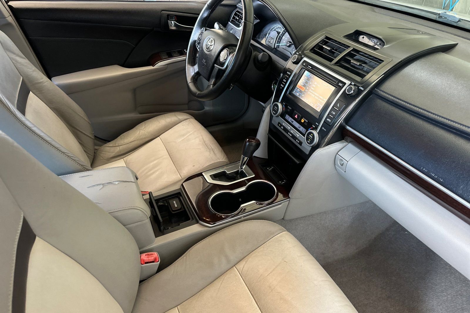 Used 2014 Silver Toyota XLE image 16