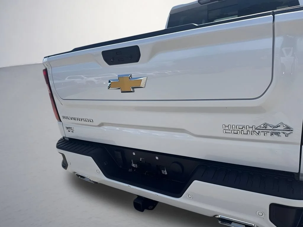 Used 2023 Iridescent Pearl Tricoat Chevrolet High Country image 36