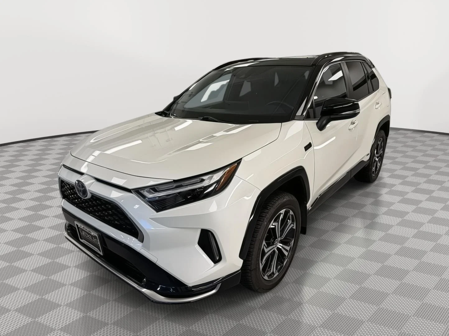 Used 2022 Blizzard Pearl w/Midnight Black Metallic Roof Toyota XSE image 4