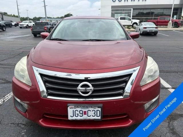 Used 2015 Cayenne Red Nissan 2.5 S image 2