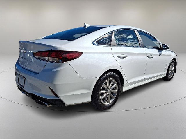 Used 2018 White Hyundai SE image 6