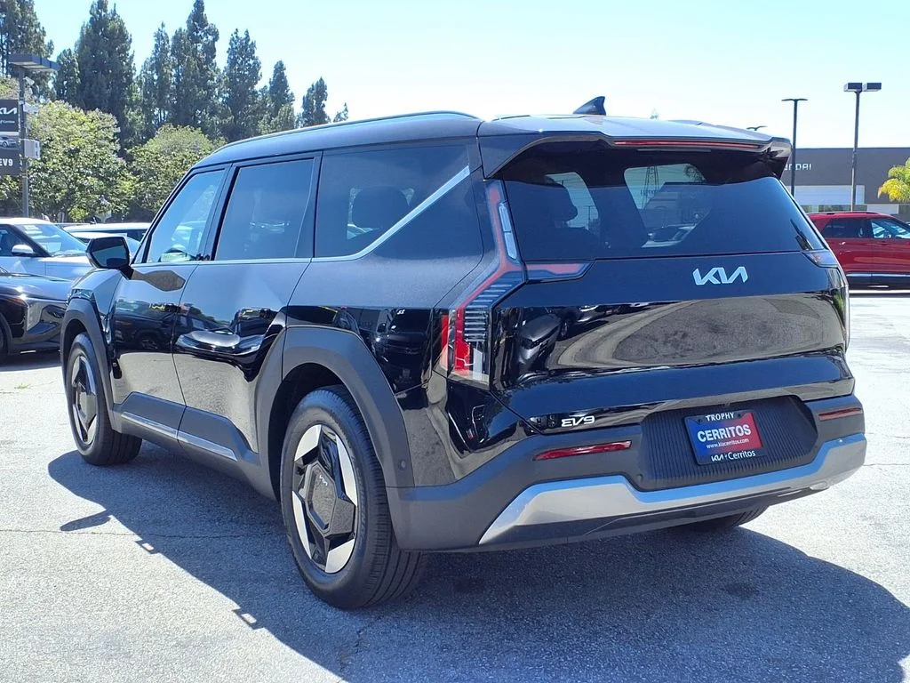 New 2026 Ebony Black Kia Wind AWD image 3