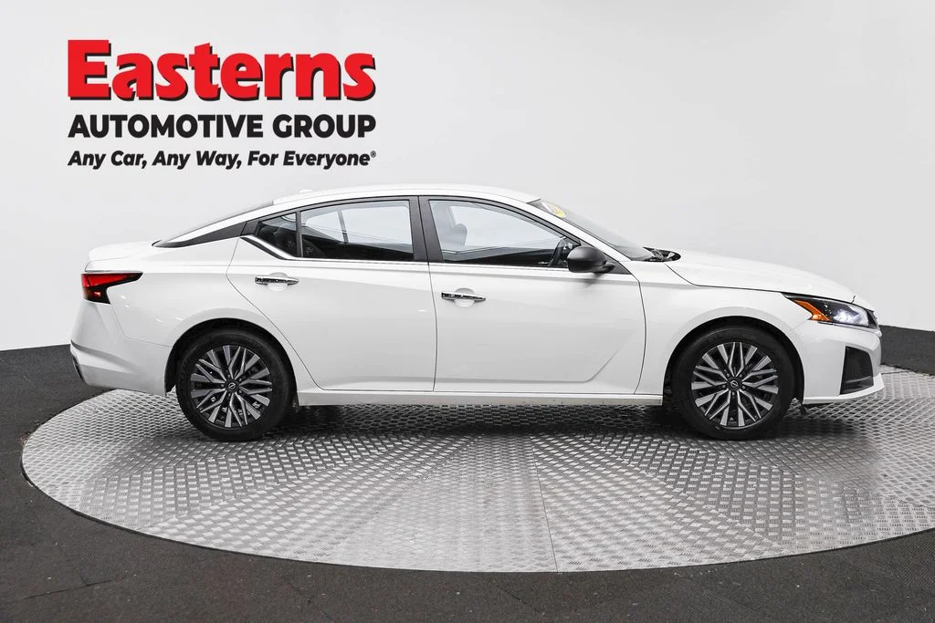 Used 2025 White Nissan 2.5 SV image 4