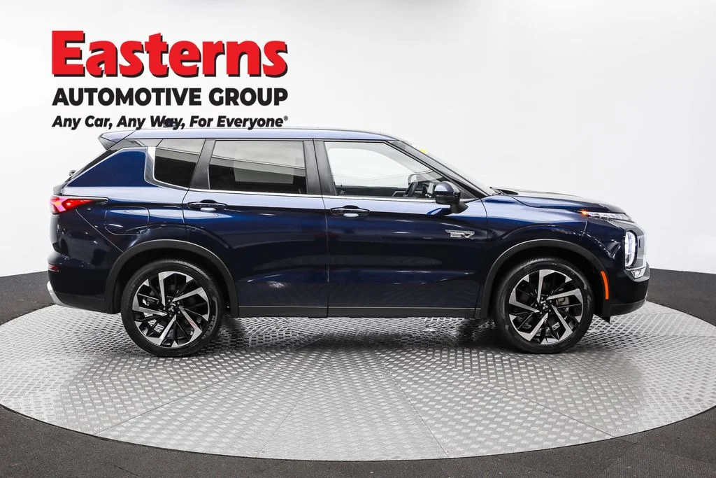 Used 2023 Blue Mitsubishi SE image 4