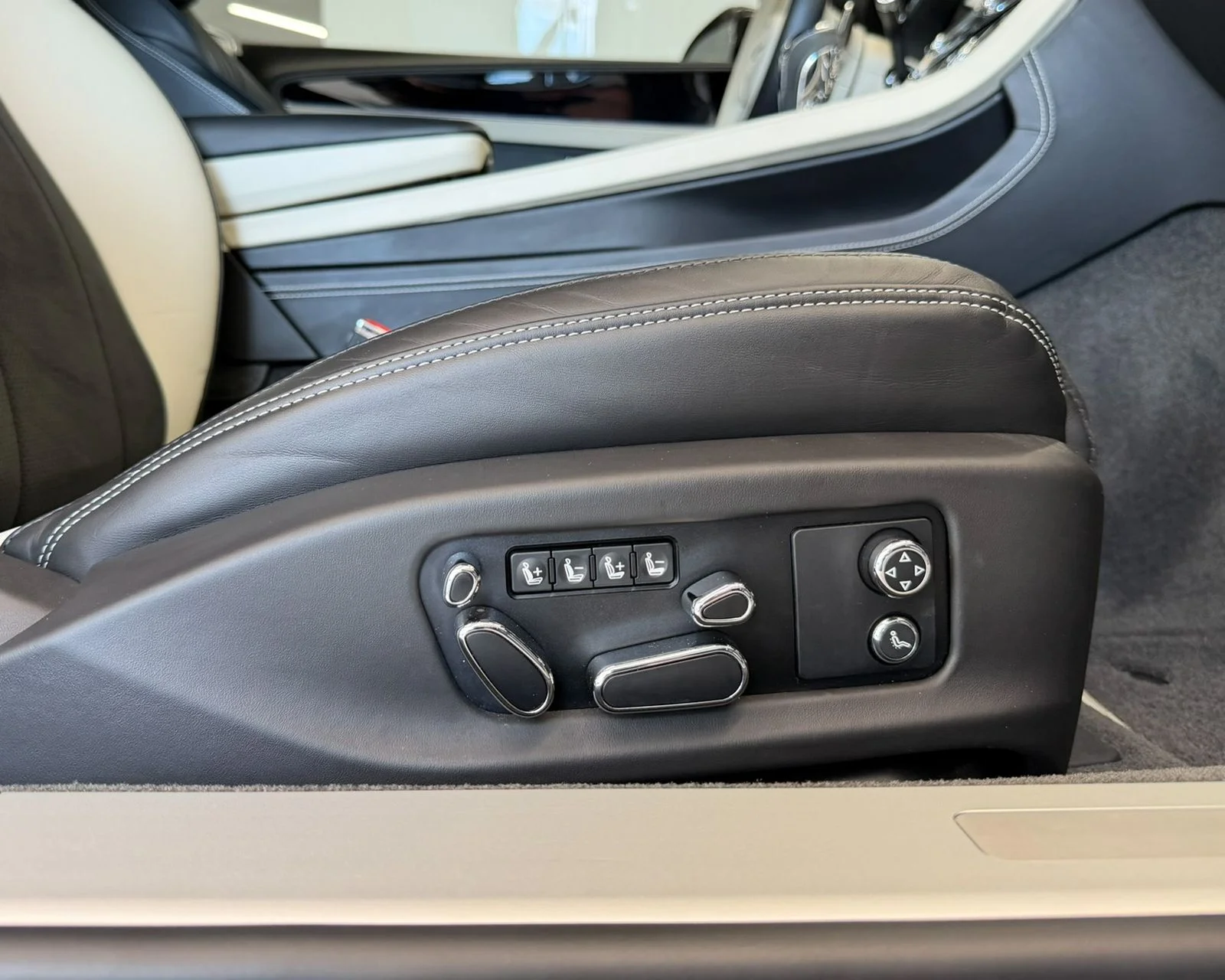 Used 2023 White Bentley V8 S image 34