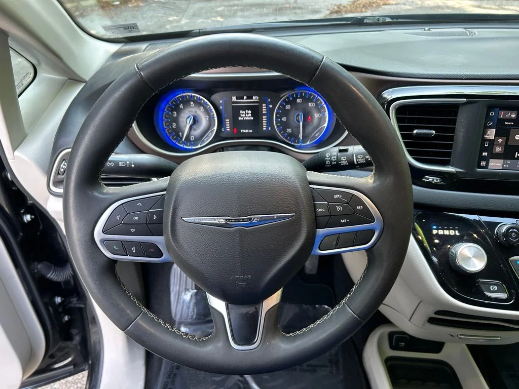 Used 2022 Black Chrysler LX image 20