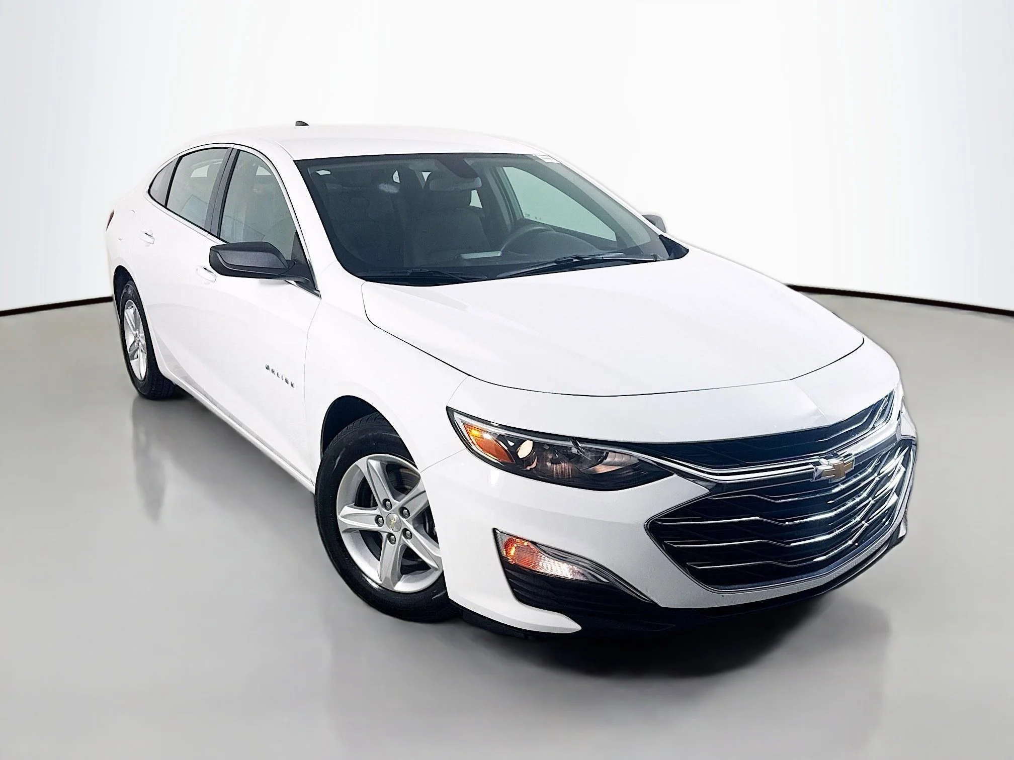 Used 2019 Summit White Chevrolet LS image 1