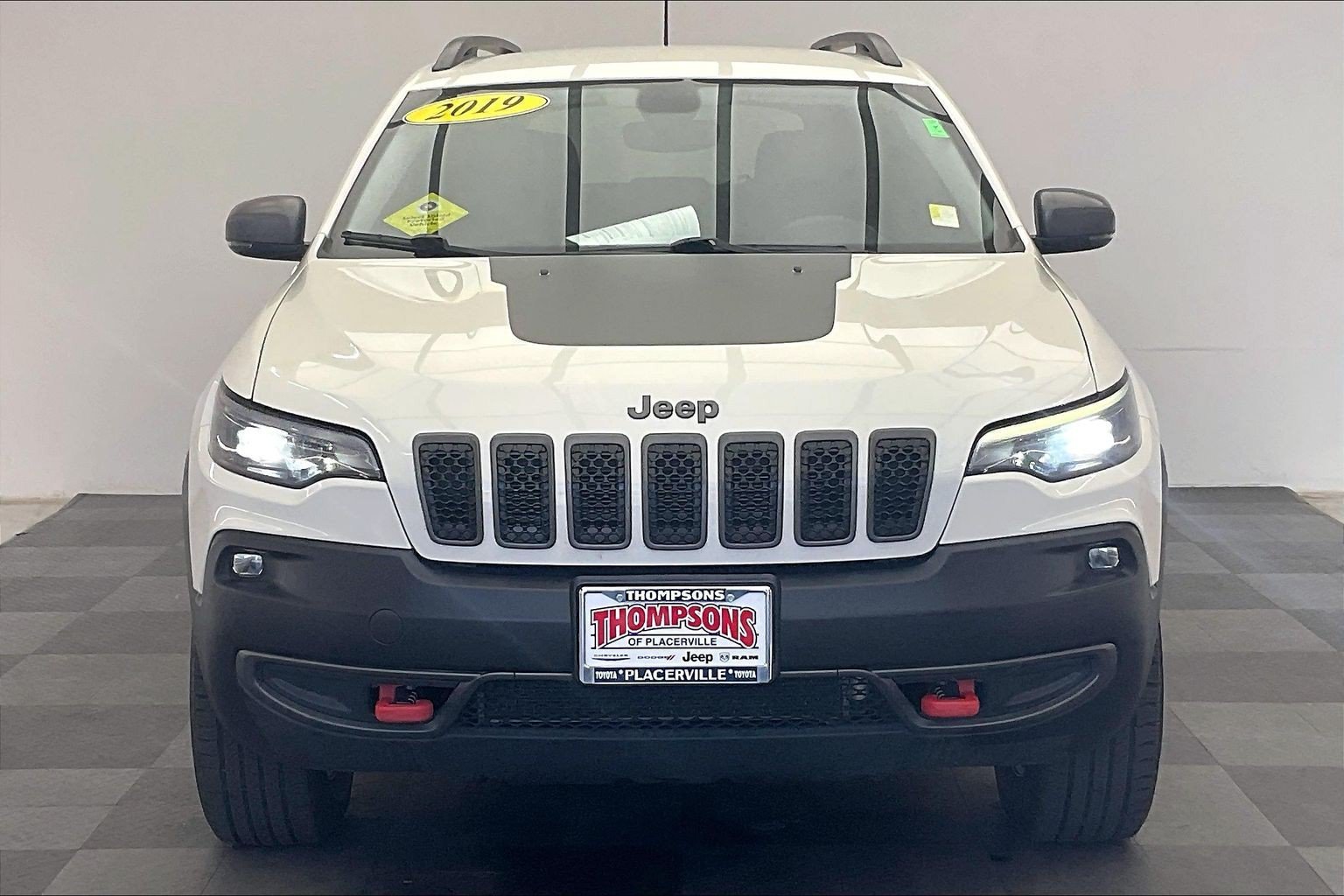 Used 2019 Pearl White Pearlcoat Jeep Trailhawk image 2