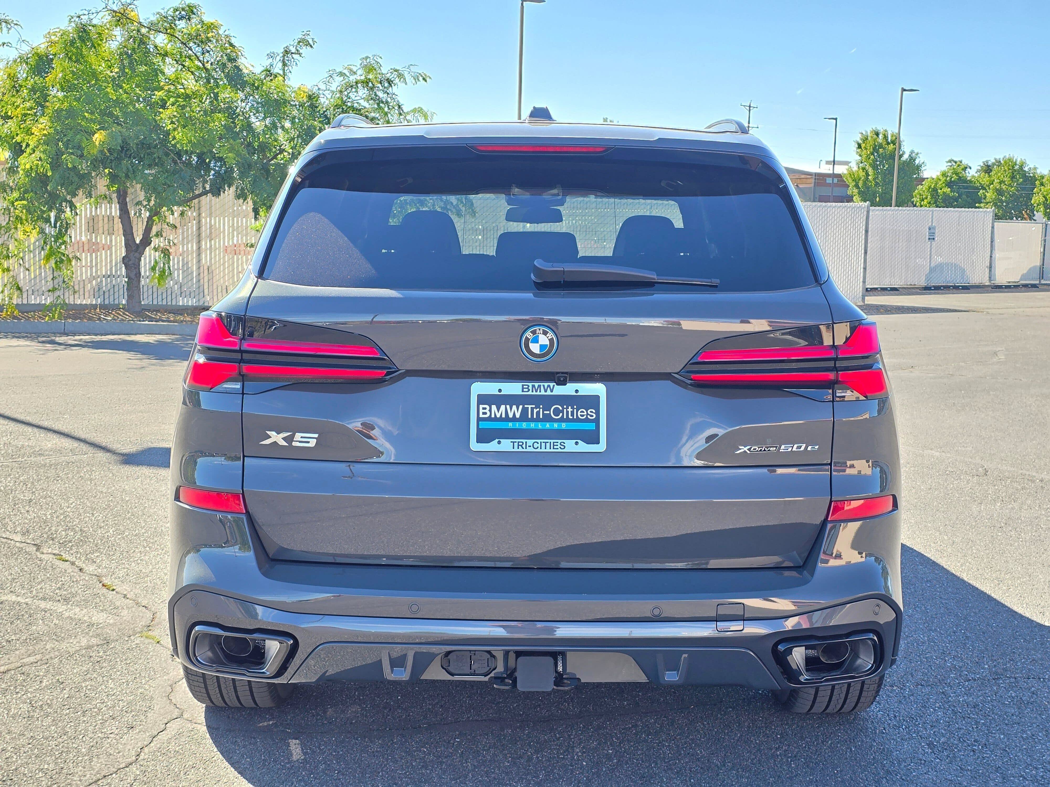 New 2026 Dravit Grey Metallic BMW xDrive50e image 5