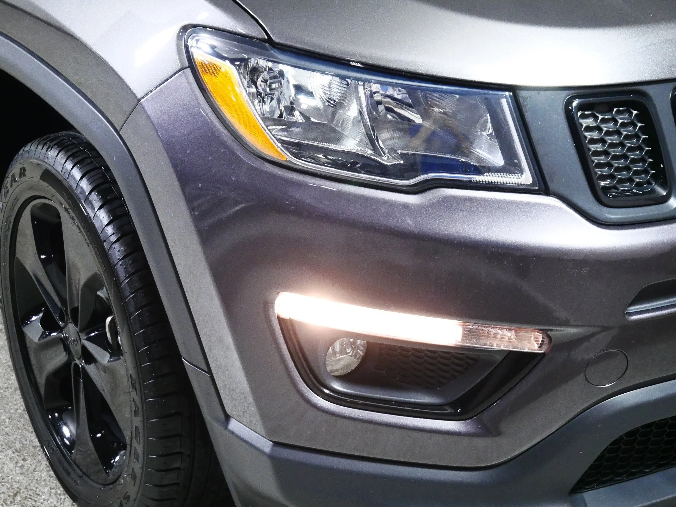Used 2019 Granite Crystal Metallic Clearcoat Jeep Altitude image 16
