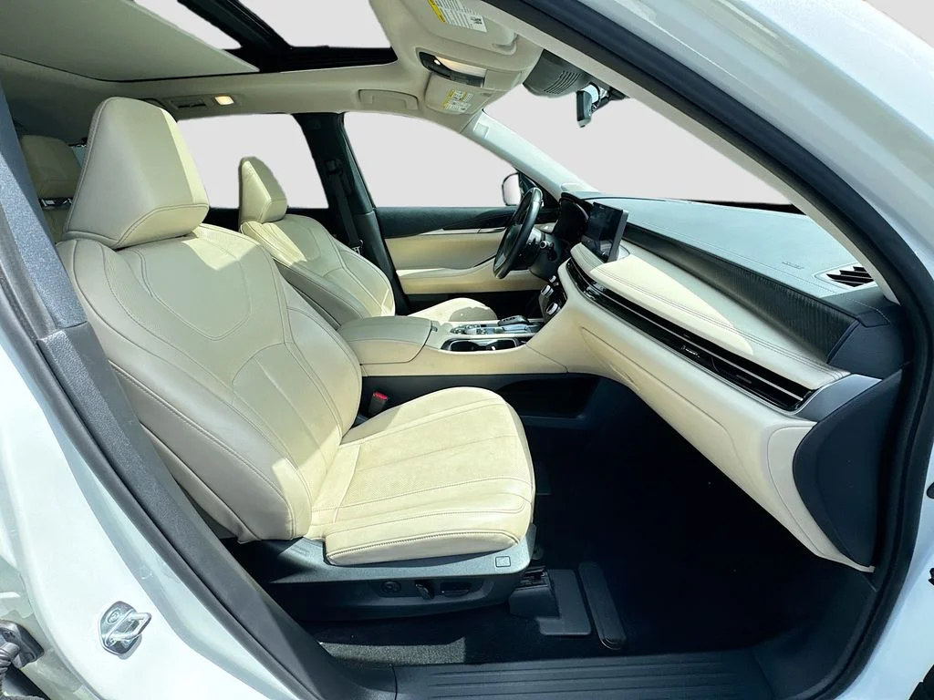 Certified Used 2023 White INFINITI Sensory image 32