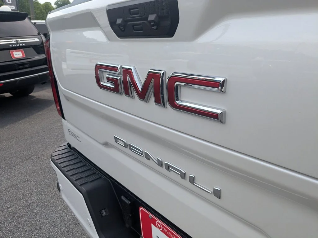 Used 2025 White Frost Tricoat GMC Denali image 30
