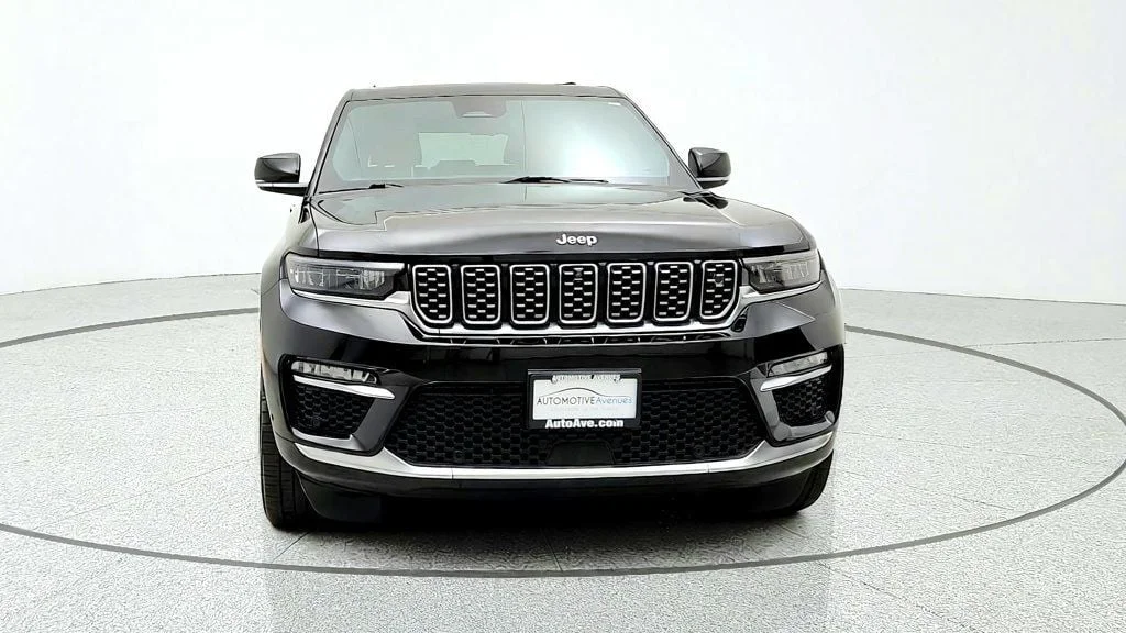 Used 2023 Diamond Black Crystal Pearlcoat Jeep Summit Reserve 4x4 image 2
