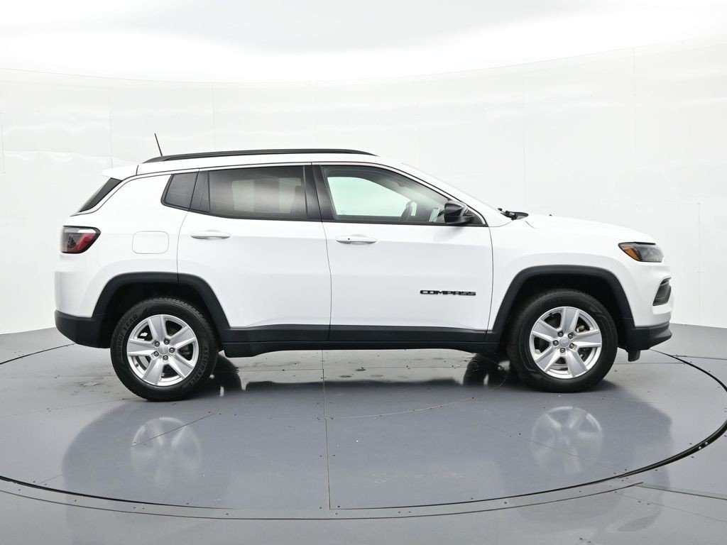 Used 2022 Bright White Clearcoat Jeep Latitude image 5