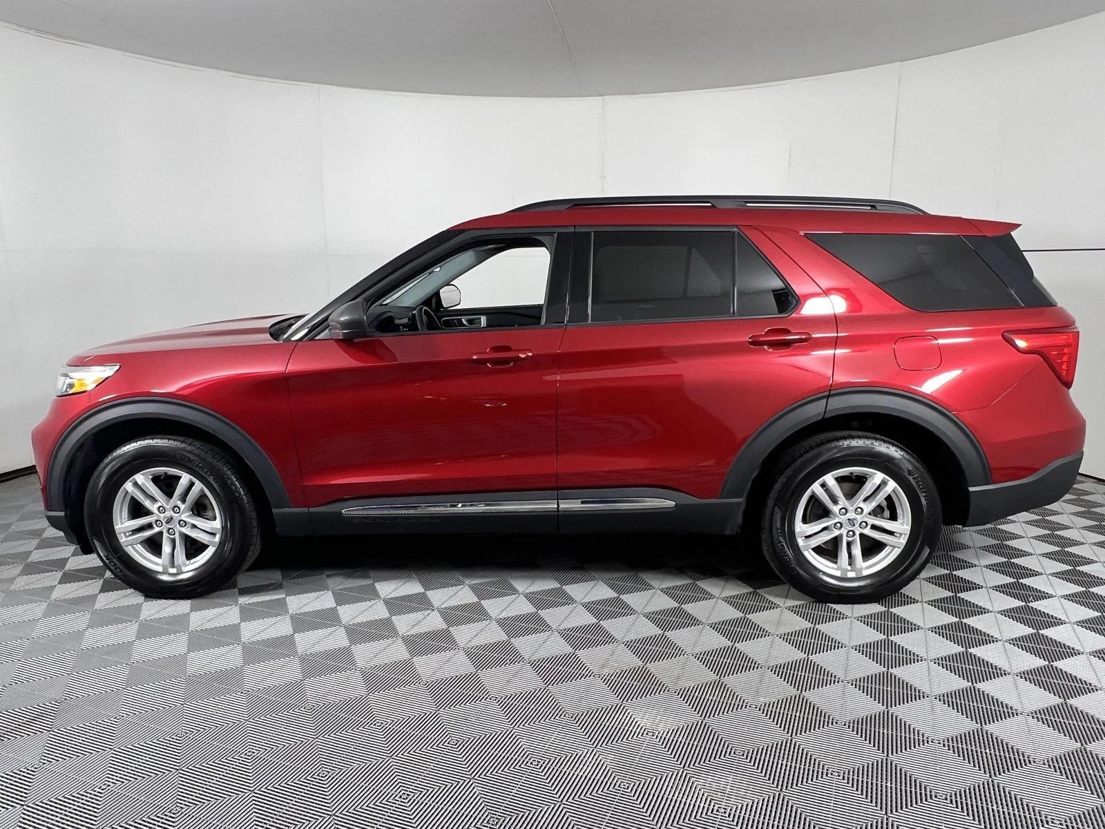Used 2022 Rapid Red Metallic Tinted Clearcoat Ford XLT image 7