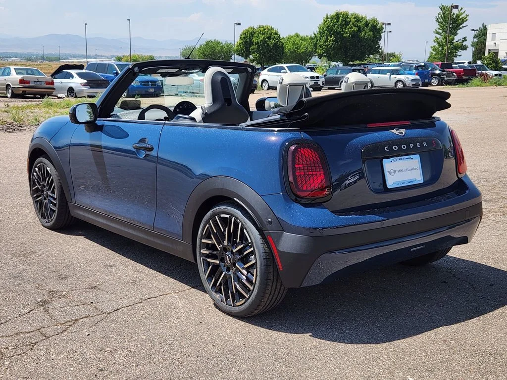 New 2026 Indigo Sunset Blue Metallic MINI Iconic image 3