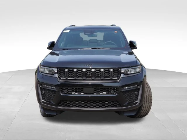 New 2026 Diamond Black Crystal Pearl-Coat Exterior Paint Jeep Limited image 8