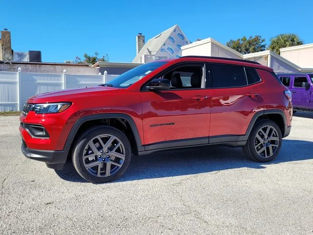 New 2026 Red Hot Pearl-Coat Exterior Paint Jeep Latitude image 3
