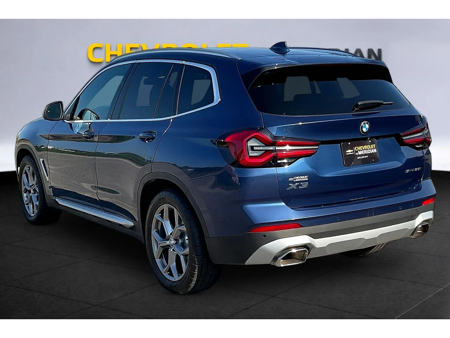Used 2024  BMW sDrive30i image 2