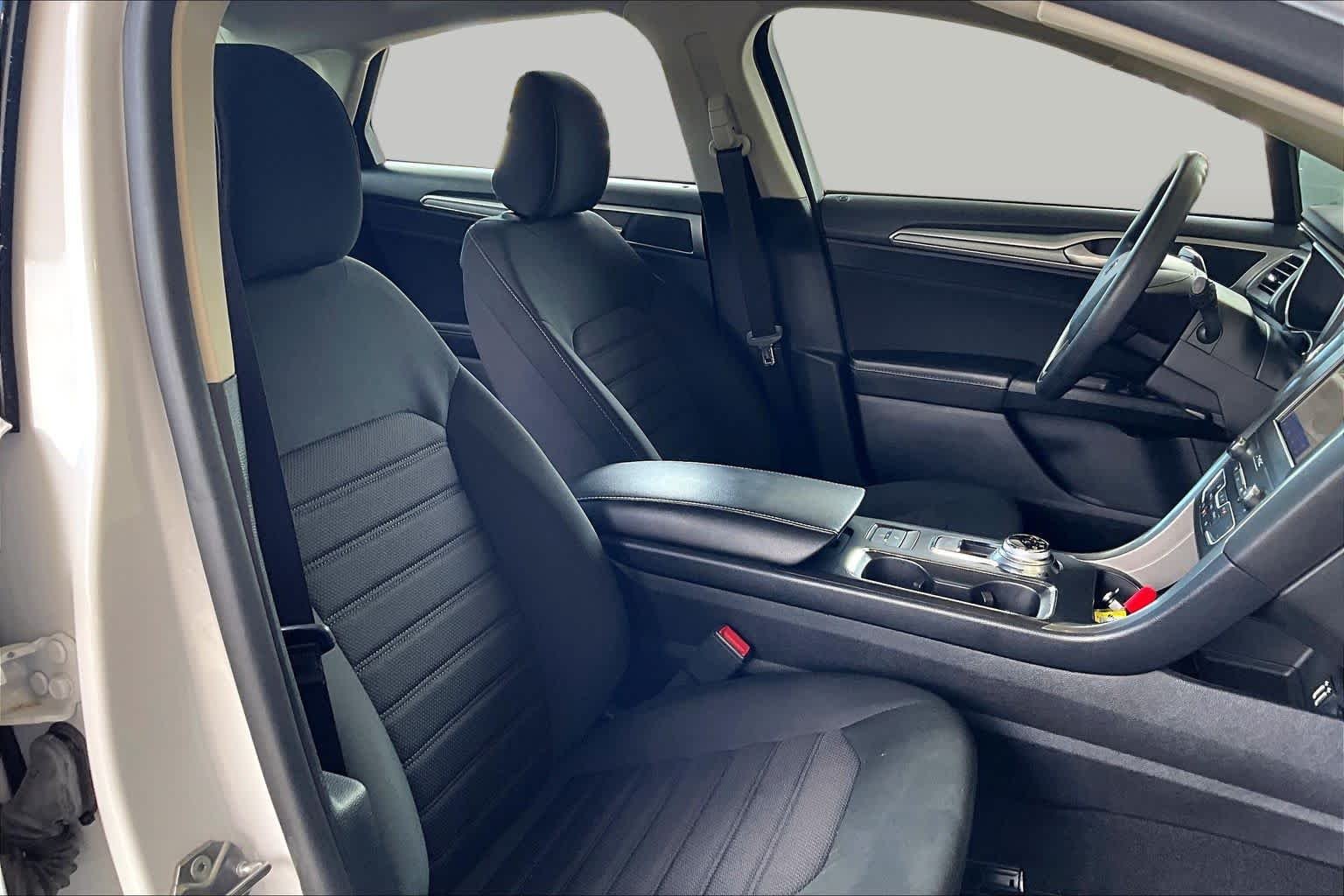 Used 2020 Oxford White Ford SE image 9