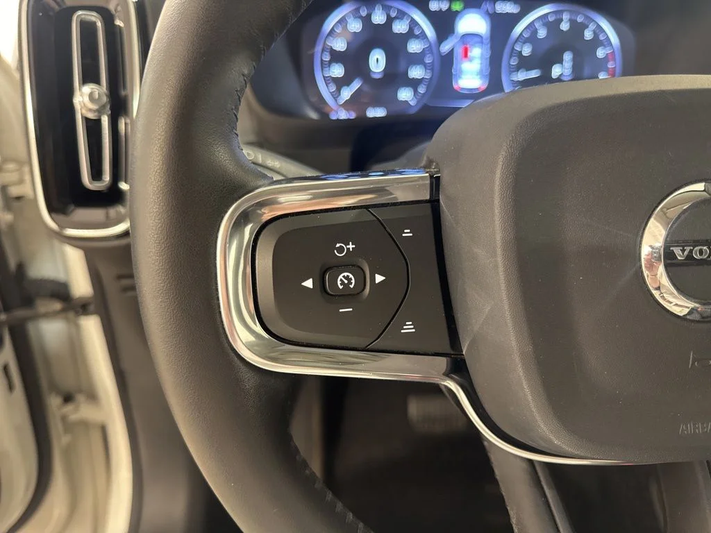 2020 Volvo XC40 T5 Momentum AWD's photo