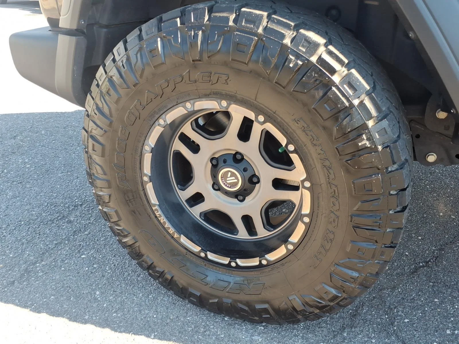 Used 2018 Granite Crystal Metallic Clearcoat Jeep Sport S image 11