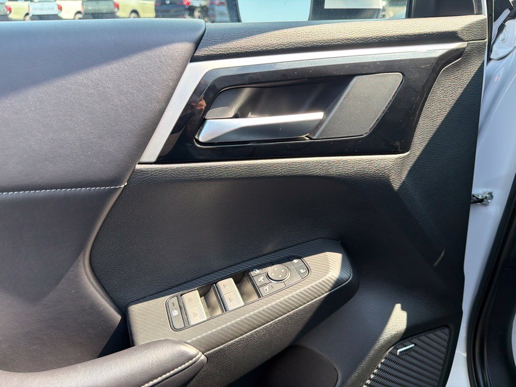 Used 2025  Mitsubishi SE image 26